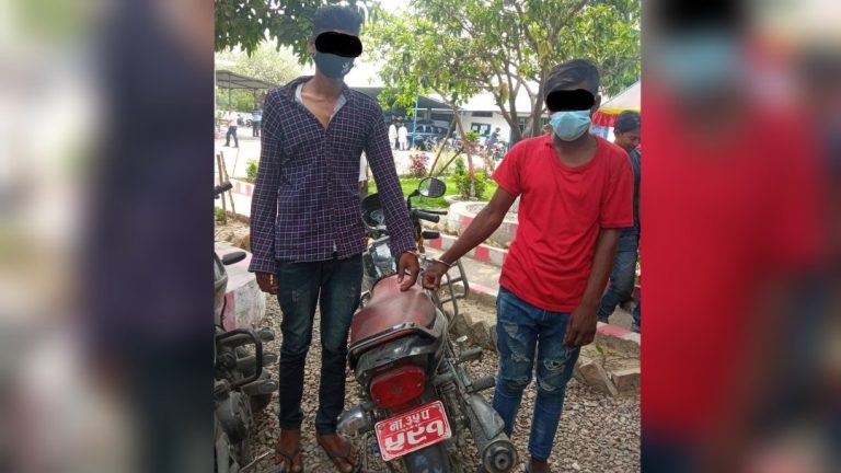 मोटरसाइकल चोरी गर्दागर्दै २ जना पक्राउ