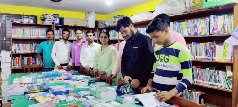 उपप्रमुख खातुनद्वारा पाेखरीया पुस्तकालयलाई किताब हस्तान्तरण
