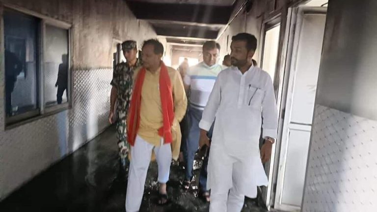 वीरगञ्ज हेल्थ केयरमा भएको आगलागीको सांसद यादवद्वारा स्थलगत निरीक्षण