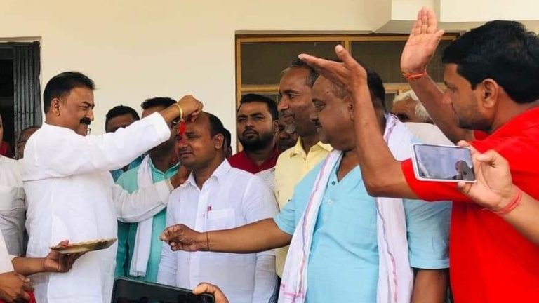 नेपाली काँग्रेसबाट निर्वाचित वडा अध्यक्ष कुर्मी एमालेमा प्रवेश