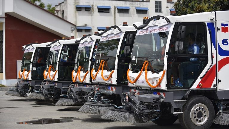 चालक नभएका कारण ७ वटा इटालियन ब्रुमर थन्कियो ।