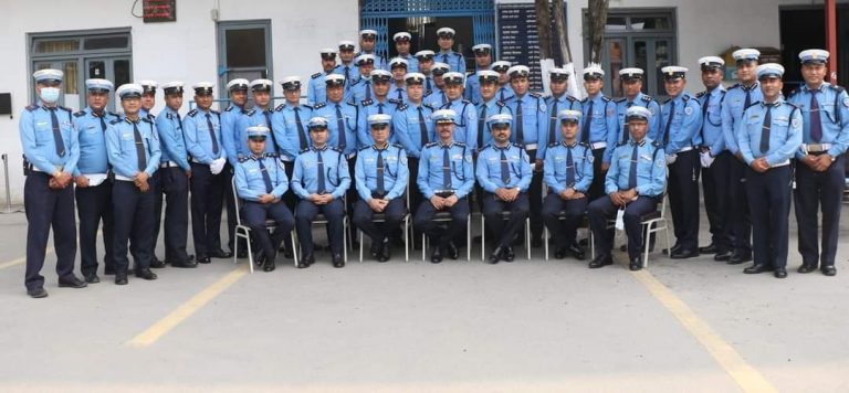 २८ ट्राफिक प्रहरी अधिकृतलाई दर्ज्यानी चिन्ह प्रदान