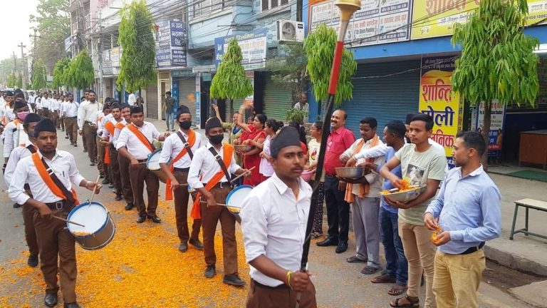 माधव नेपाललाई भेट्न पुगे देउवा र प्रचण्ड