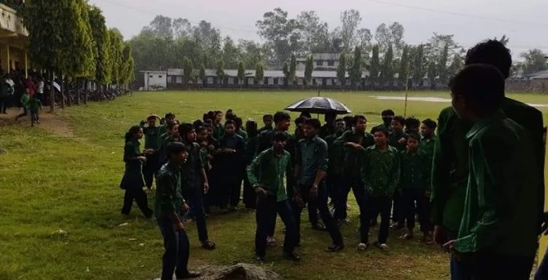 शिक्षकले रक्सीसहित भोजभतेर गरेको भन्दै विद्यार्थीद्वारा बिरोध