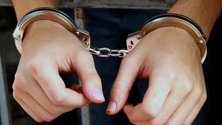 स्रोत नखुलेको ८ लाख भारतीय रुपैयाँ सहित भारतीय महिला पक्राउ