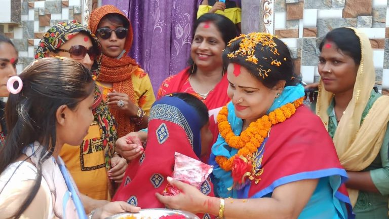 महानगर उपमेयरकी स्वतन्त्र उम्मेदवार मिश्रा जनता दर्शनमा व्यस्त ।