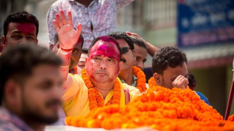 वीरगञ्जका मेयर सिंहले नगरवासीका बीच आज सपथ लिँदै