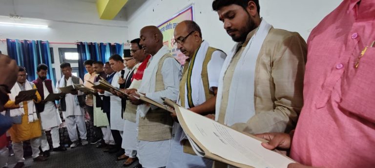 पर्सामा स्थानिय तहका निर्वाचित प्रमुख अध्यक्षको शपथ ग्रहण ।