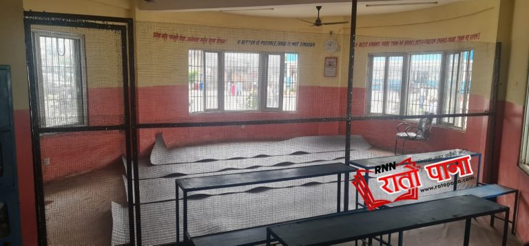 वीरगन्ज महानगरपालिकाको मतगणना स्थलमा तार जाली ।