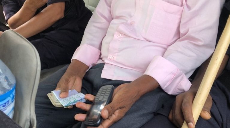 पैसा राखेर नमूना मतपत्र वितरण गरेको आरोपमा एक जना पक्राउ