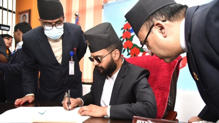 ‘मलाई काम गर्न दिनुस् ।’