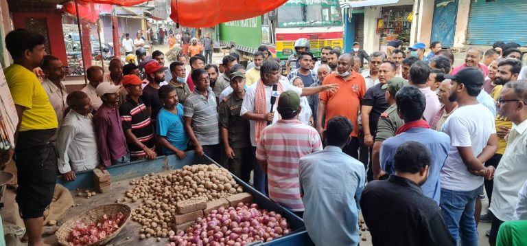 वीरगन्जलाई सफा बनाउन सडकमा झाडु लगाउदै मेयर राजेशमान (फोटो फिचर )