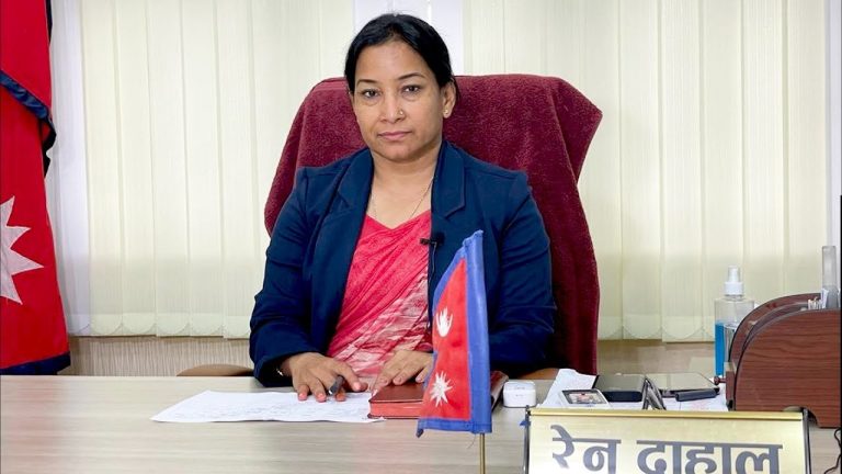 भरतपुर महानगरको प्रमुख रेणु सवारी दुर्घटनामा घाइते