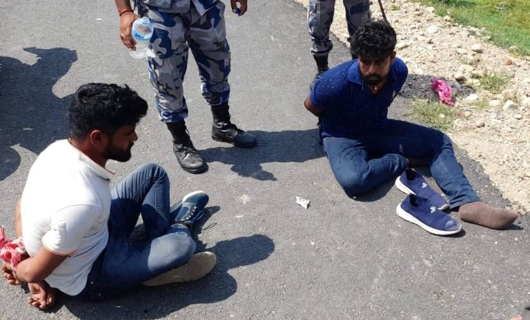 अत्याधुनिक हतियारसहित दुई भारतीय पक्राउ