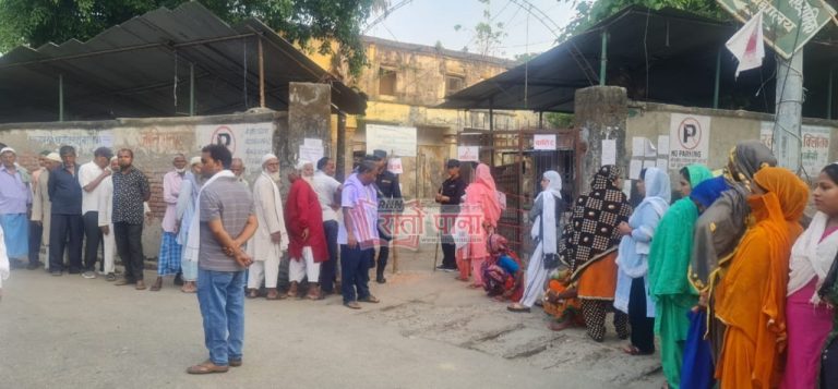 पर्सा : मतदान गर्ने समय ७ बजे रहेपनि बिहानैदेखि लाइनमा ।