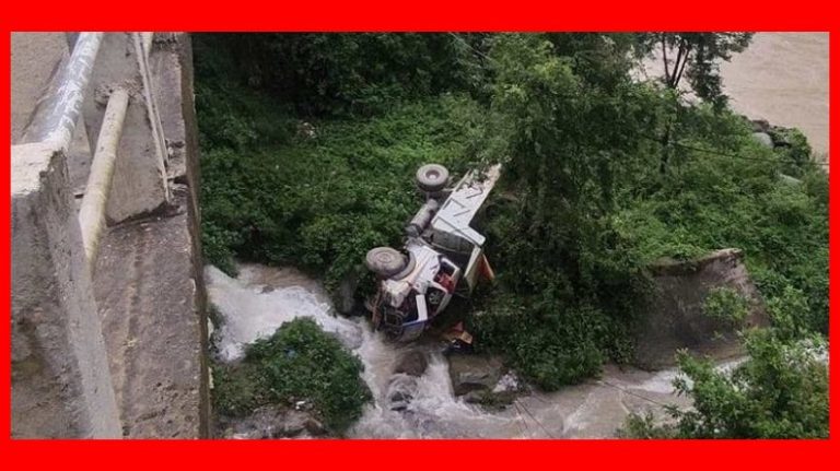 पुलबाट टिपर खोलामा खस्दा एक जनाको मृत्यु