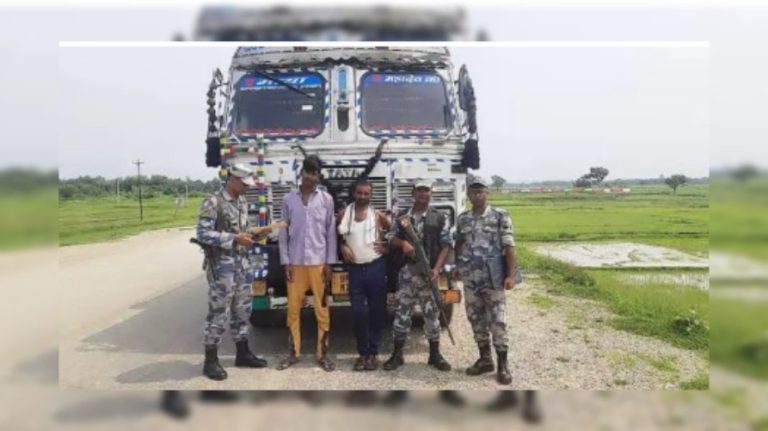 भन्सार नभएको ५४ लाख ९६ हजार रुपैयाँ बढीको पाल्माेनियम तेल सहित ट्रक नियन्त्रणमा ।