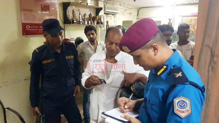 लालपुर्जा बनाउन सेवाग्राहीसँग मागेको रकमसहित एक बिचौलिया रंगेहात पक्राउ ।