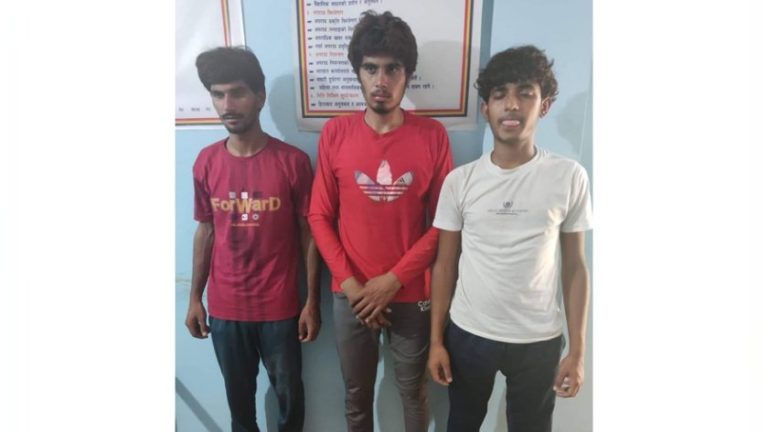 सरकारी कर्मचारीलाई कुटपिट गरी कार लुटेका तीन भारतीय पक्राउ