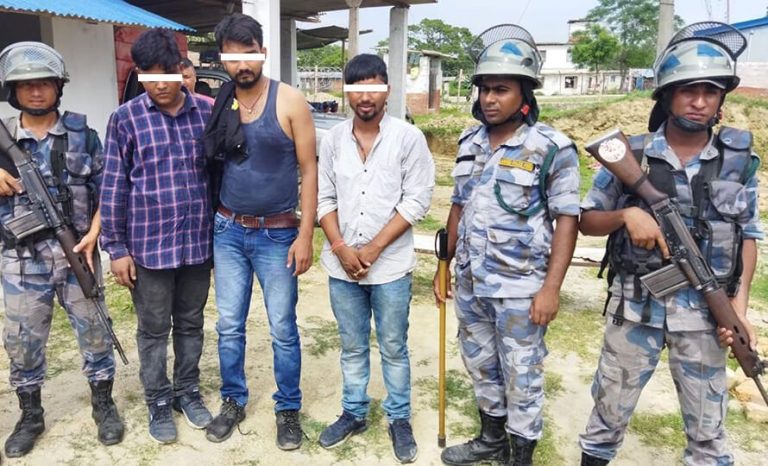 हतियार सहित तीन भारतीय नागरिक पक्राउ