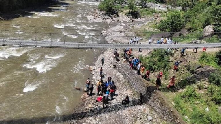 स्कुल हिँडेकी शिक्षिका स्कुटरसहित खोलामा