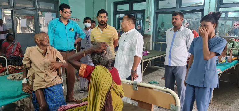 नारायणी अस्पतालमा उपचारको खोजिमा रहेका बृद्ध दम्पत्तीलाई मेयर सिंहले गरे आर्थिक सहयोग