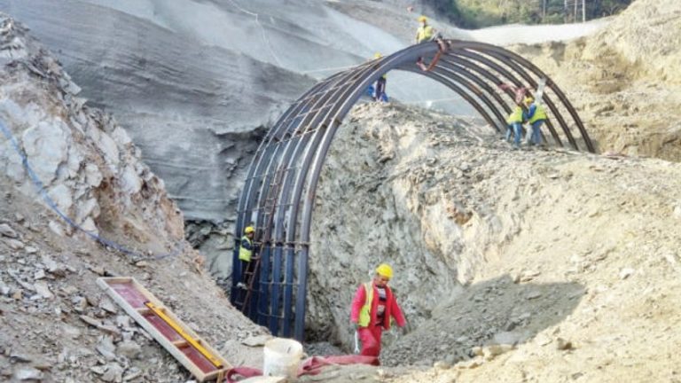 निर्माणाधीन फास्ट ट्रयाकको सुरुङ खन्ने काम रोकियो ।
