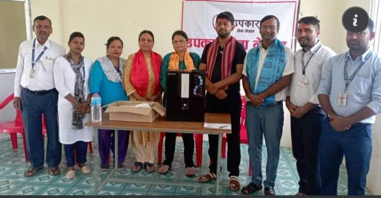 उपकार सेवा केन्द्रद्वारा स्वास्थ चौकीमा खानेपानी शुद्धीकरण गर्ने मेशिन प्रदान