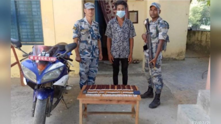 ठूलो परिमाणमा लागु औषध सहित एक किशोर पक्राउ