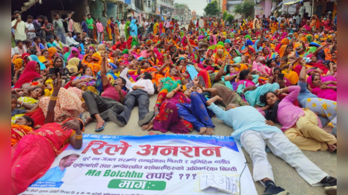 सडकमै सुतेर प्रदर्शन, मांग पूरा नगरे आत्मदाह गर्ने चेतावनी