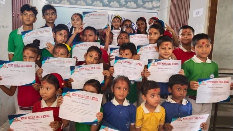 माउण्ट मकालु विद्यालयद्वारा विधार्थीलाई छात्रवृत, सम्मान पत्र तथा मेडल प्रदान