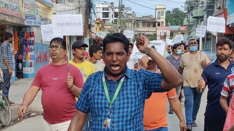 वीरगञ्ज : निजी विद्यालयको बिरोधमा अभिभावकहरु सडकमा