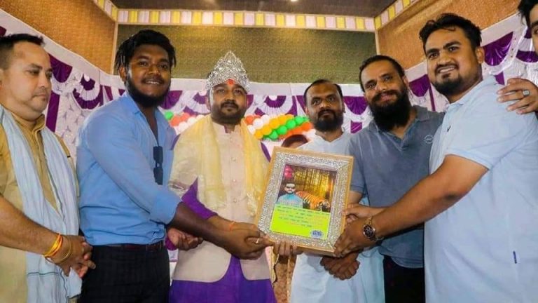 नवनियुक्त बन तथा वातावरण मन्त्री यादवलाई खादा तथा सम्मान पत्रमार्फत सम्मान