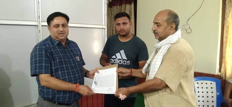 विन्दवासिनी गाउँपालिका अध्यक्ष तिवारीद्वारा किसानलाई तत्काल मल उपलब्ध गराउन माग ।