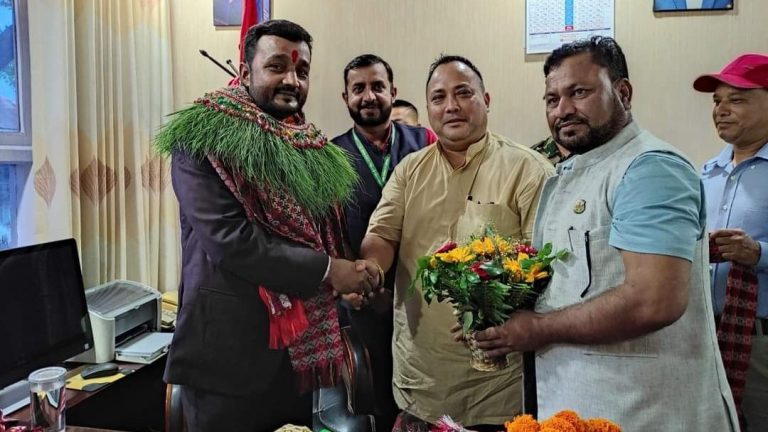 सांसद यादवले संघीय सरकारको वन तथा वातावरण मन्त्रीको पदभार ग्रहण गरे