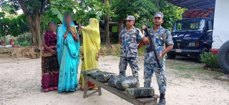 १४ किलो गाजा सहित तीन महिला पक्राउ