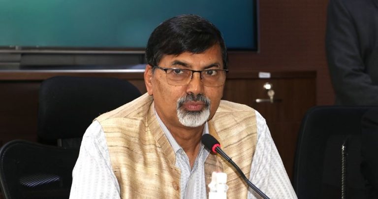 अर्थसचिव मरासिनी अर्थमन्त्री शर्मासँग काम गर्न अनिच्छुक