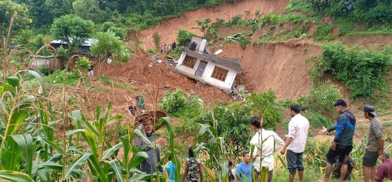 गाउँमा सडक सँगै पहिरो पनि आएपछि ३९ घरपरिवारलाई बिचल्ली