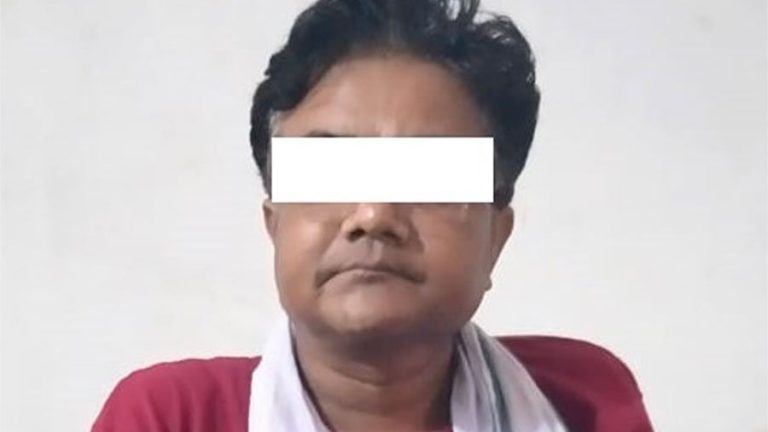 १५ लाख ५० हजार रूपैयाँ सहित एक भारतीय नागरिक पक्राउ