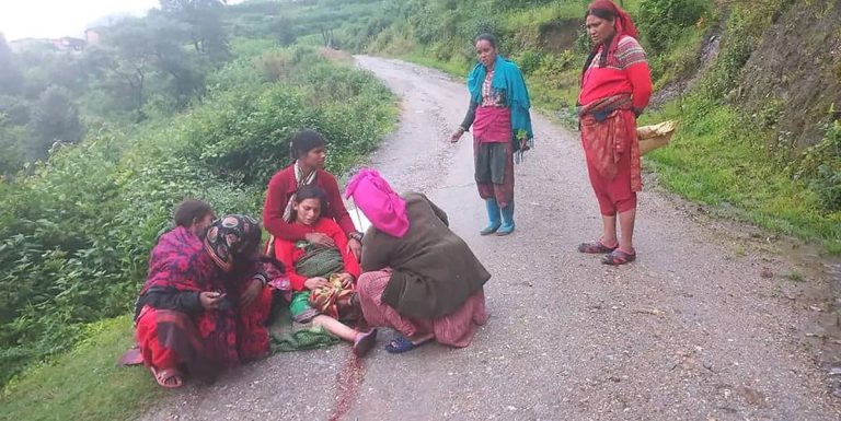 विकटका महिलाको पीडा, जाजरकोटमा बाटोमै सुत्केरी