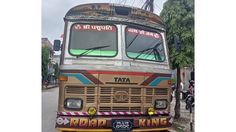 बिज बिजक भन्दा बढी समान लोड गरेको भन्दै ट्रक नियन्त्रणमा
