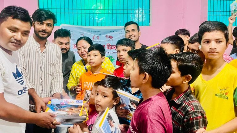 पहिलो पाईला नेपालद्वारा बालबालिकालाई शैक्षिक सामाग्री वितरण