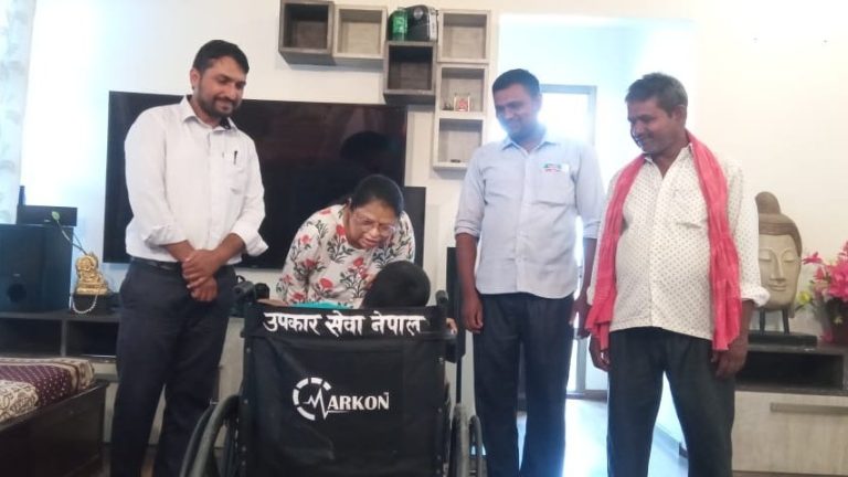 अपांग बालिकालाई उपकार सेवा केन्द्रद्वारा हवील चेयर सहयोग