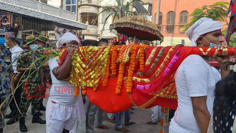 नवरात्रको सातौँ दिन दसैँघरमा भित्र्याइँदै फूलपातीअ