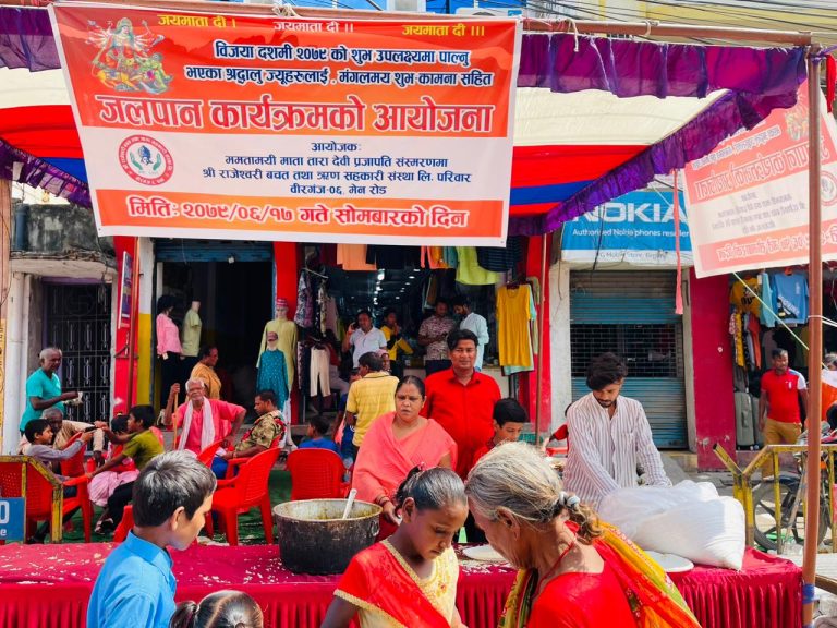 पहिलो पाइला नेपालको सहयोगमा श्री राजेश्वरी सहकारीद्वारा भक्तजनका लागि जलपान कार्यक्रम