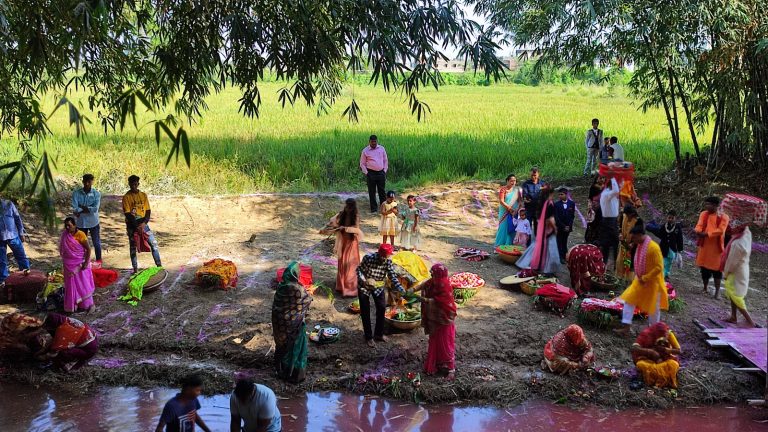 छठ पर्वको मुख्य दिन आज अस्ताउदो सूर्यलाई अर्घ्य दिइदै ।