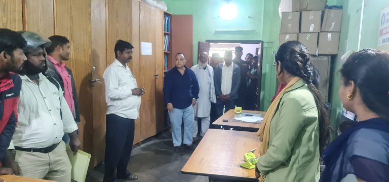 महानगर भित्रै मेयर सिंहको छड्के, सेवाग्राहीको काममा आनाकानी गर्ने कर्मचारीलाई कडा निर्देशन