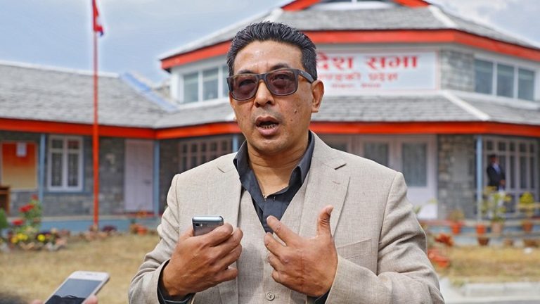 १५ लाखको रक्सी खाने बताएका दीपकलाई २५ हजार रुपैयाँ जरिवाना