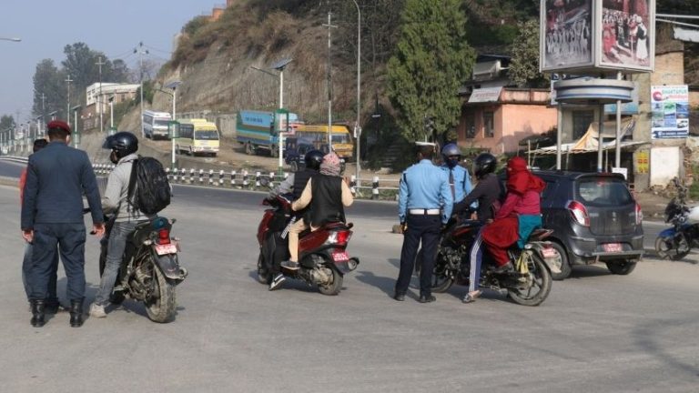 निगरानी बढाउँदै ट्राफिक प्रहरी
