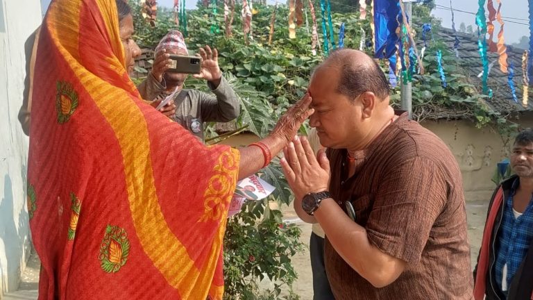 स्वतन्त्र उम्मेद्वार सिंहलाई मतदाताले गरे घरघरमा स्वागत, अबिर लगाएर दिए विजयको आशिर्वाद